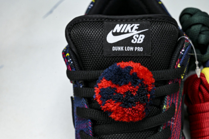 Nardwuar x Nike SB Dunk Low “Tartan” II1493-600