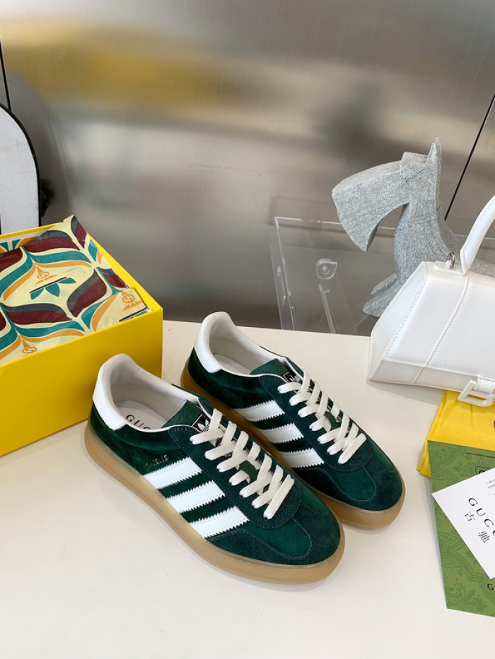 ad low-top sneaker