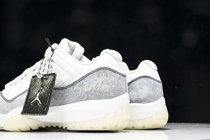 Air Jordan 11 Low HQ7000-001
