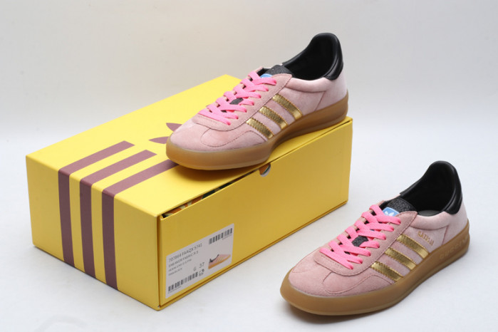 ad low-top sneaker