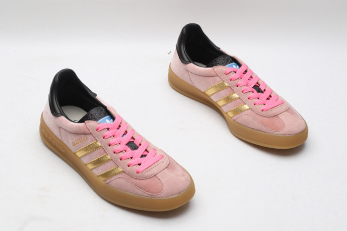 ad low-top sneaker