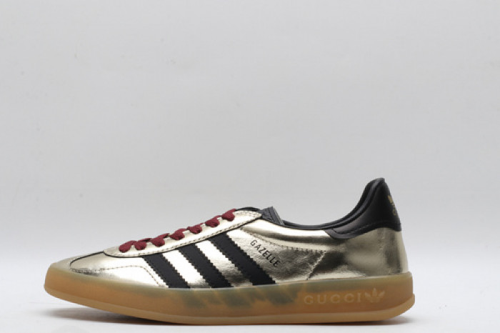 ad low-top sneaker
