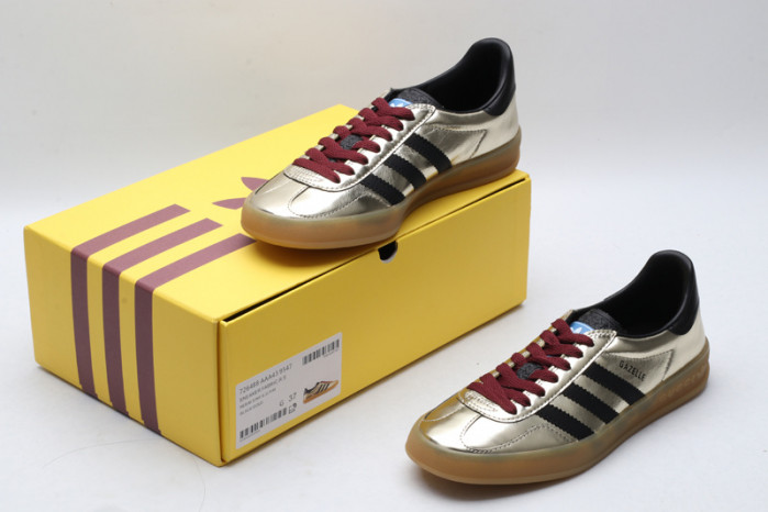 ad low-top sneaker