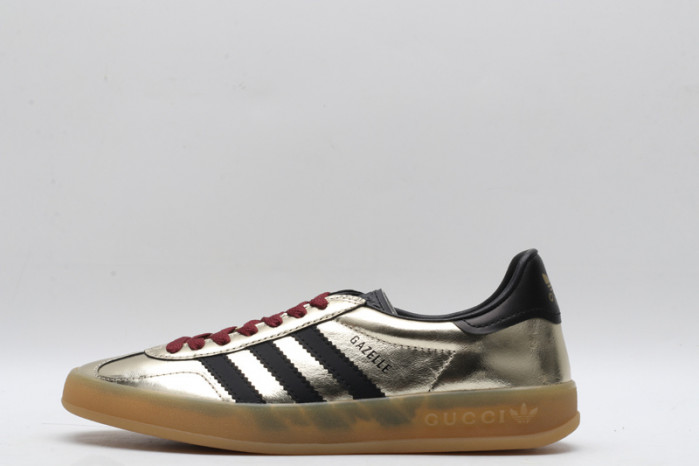 ad low-top sneaker