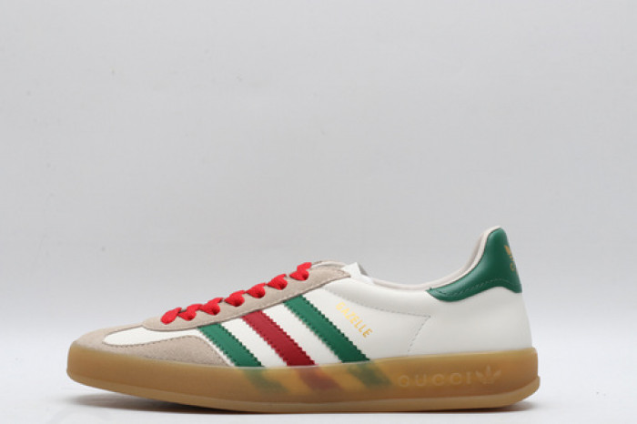 ad low-top sneaker