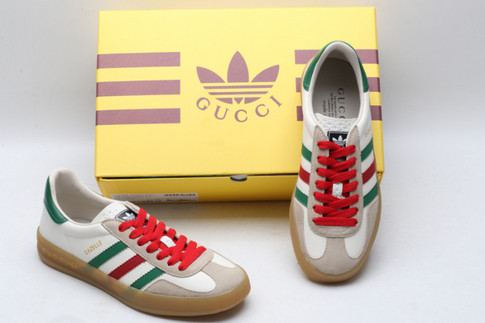 ad low-top sneaker