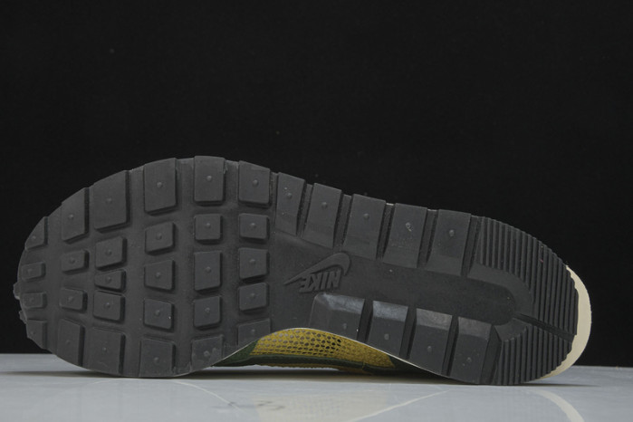 nike vaporwaffle sacai tour yellow cv1363-700