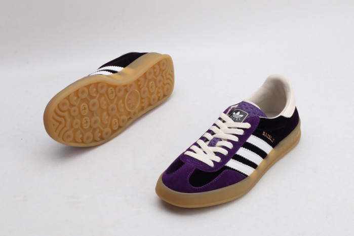 ad low-top sneaker