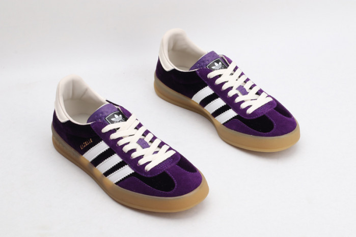 ad low-top sneaker