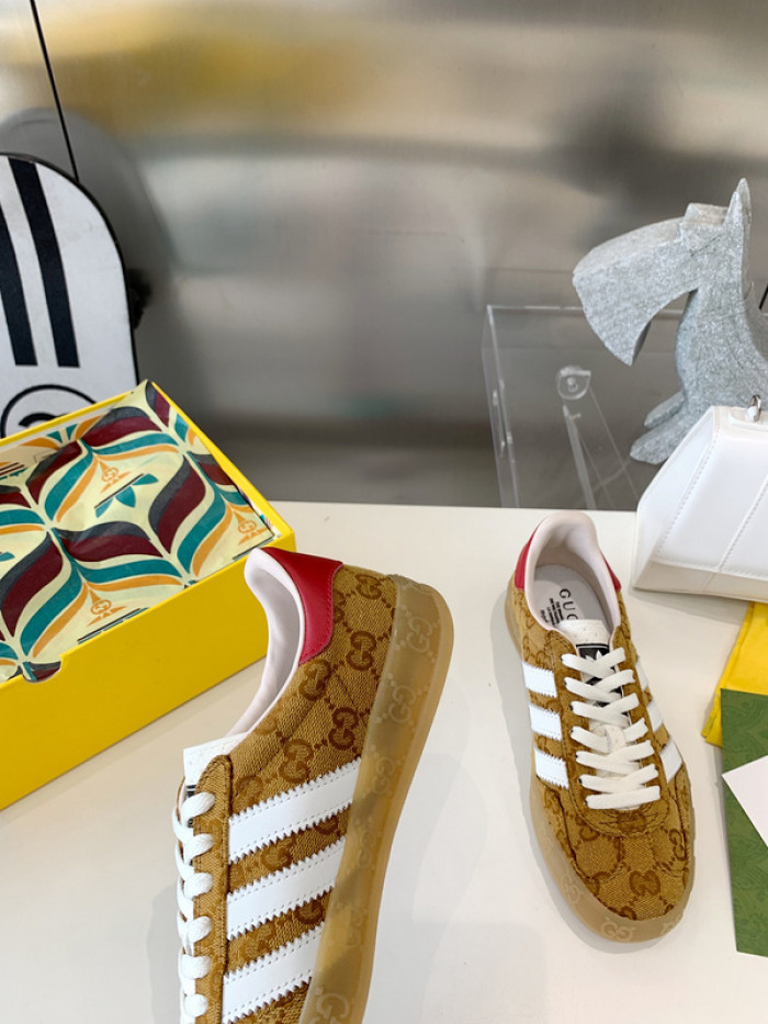 ad low-top sneaker