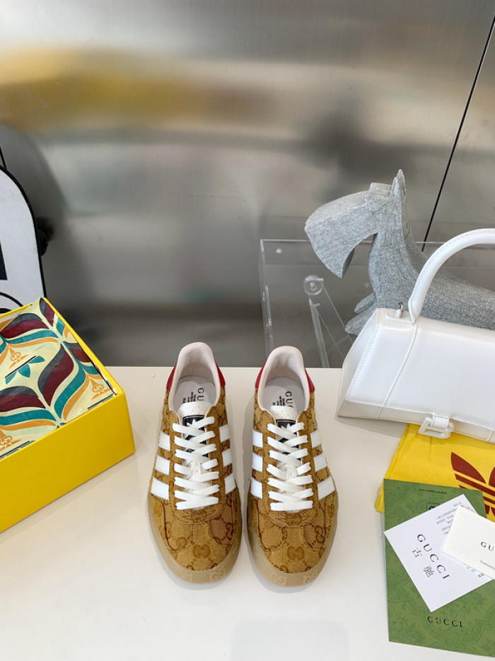 ad low-top sneaker