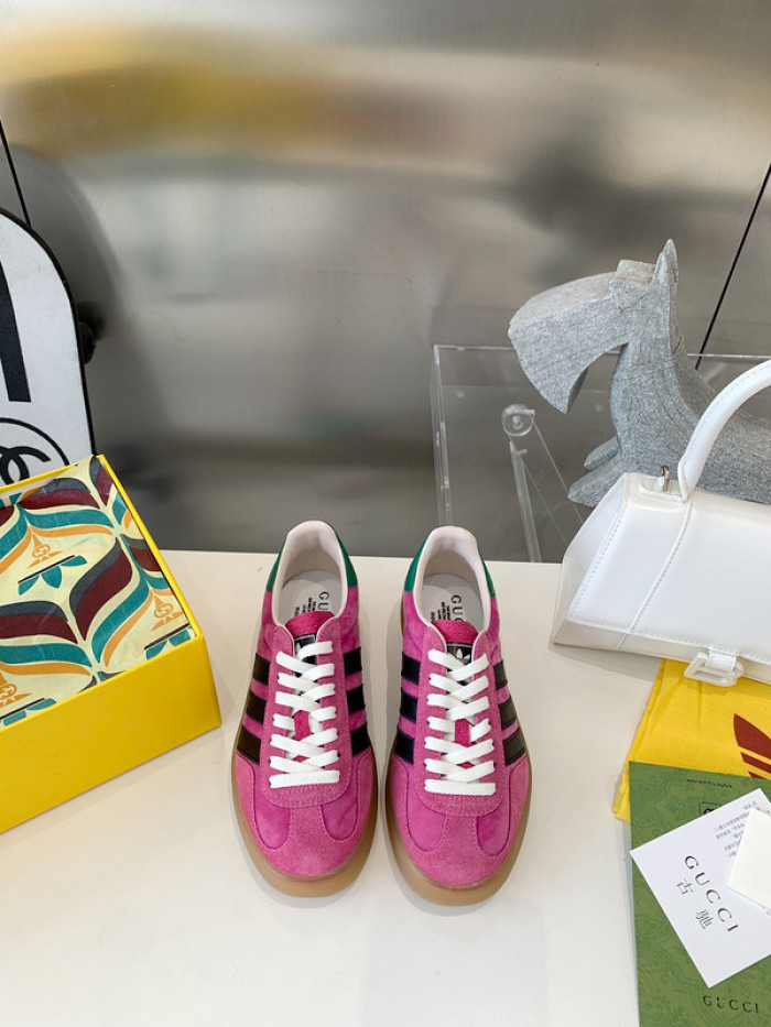 ad low-top sneaker