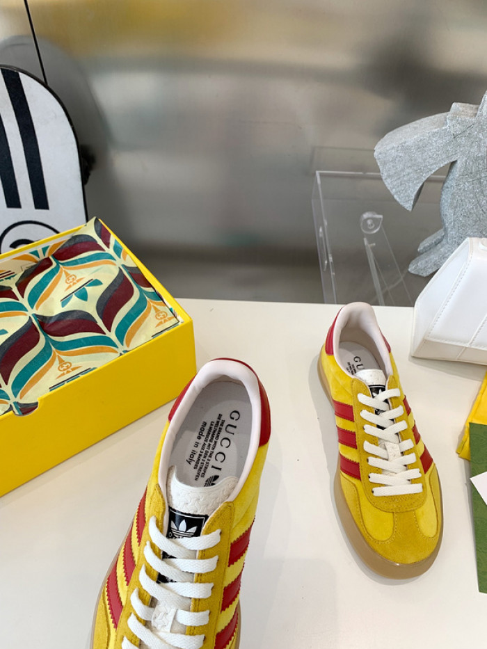 ad low-top sneaker