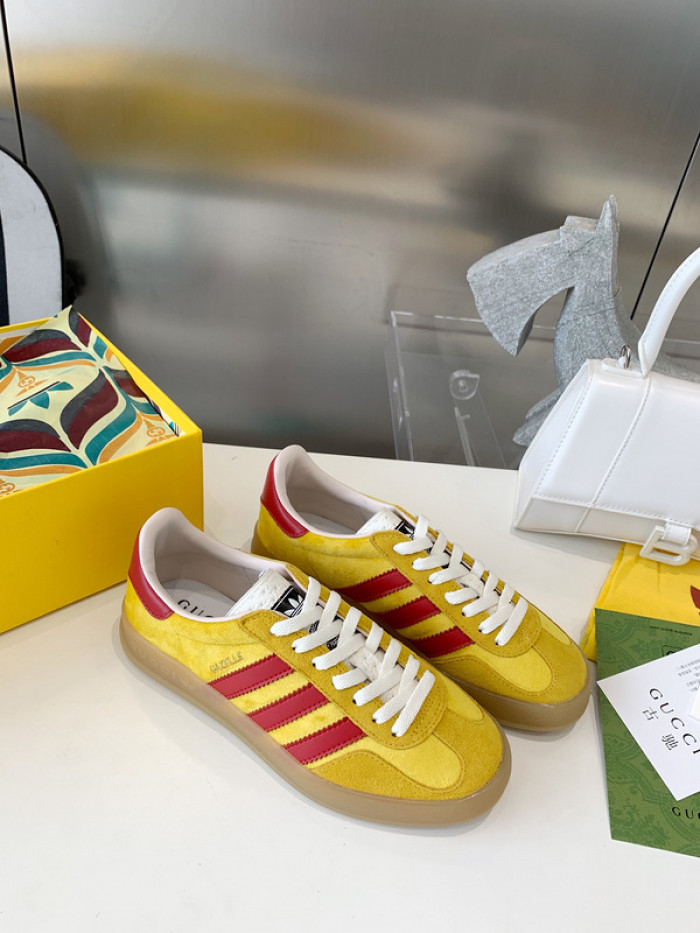 ad low-top sneaker