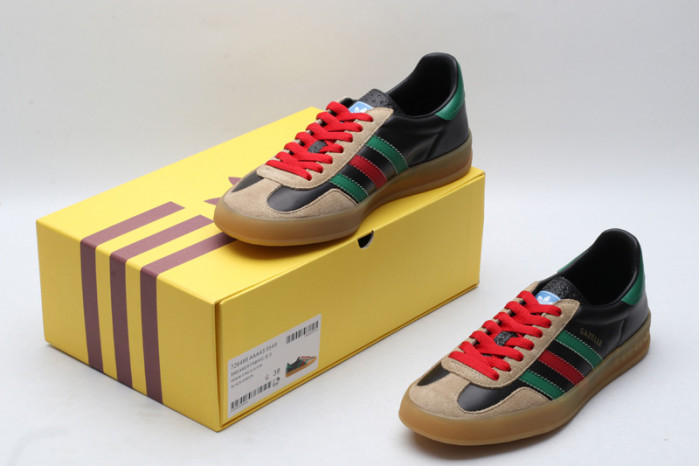 ad low-top sneaker