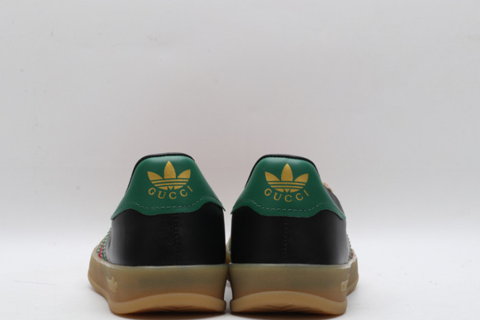 ad low-top sneaker