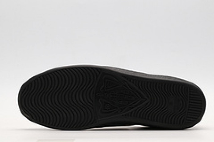ad low-top sneaker