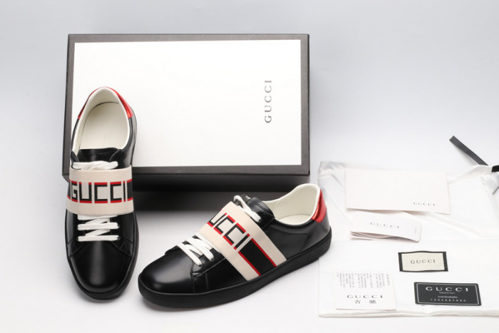 ad low-top sneaker