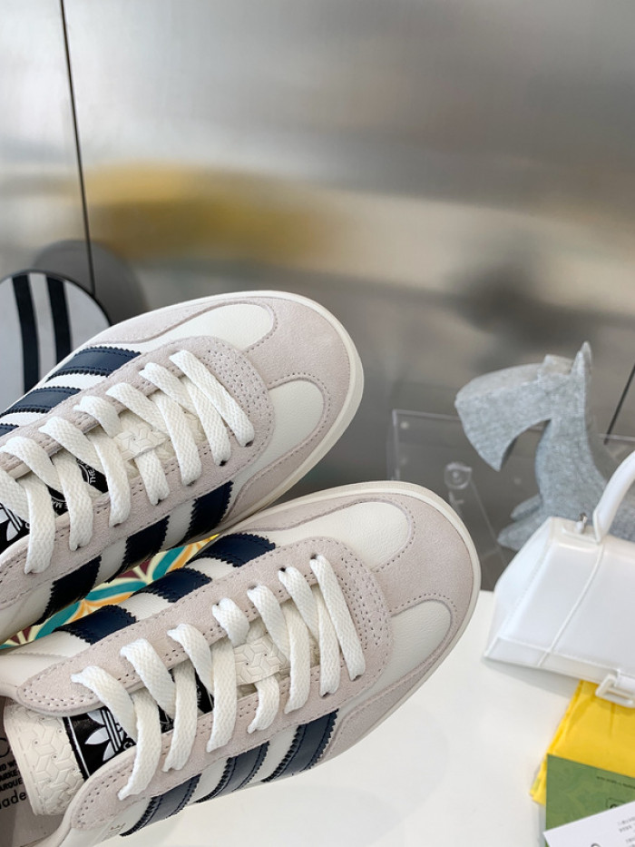 ad low-top sneaker