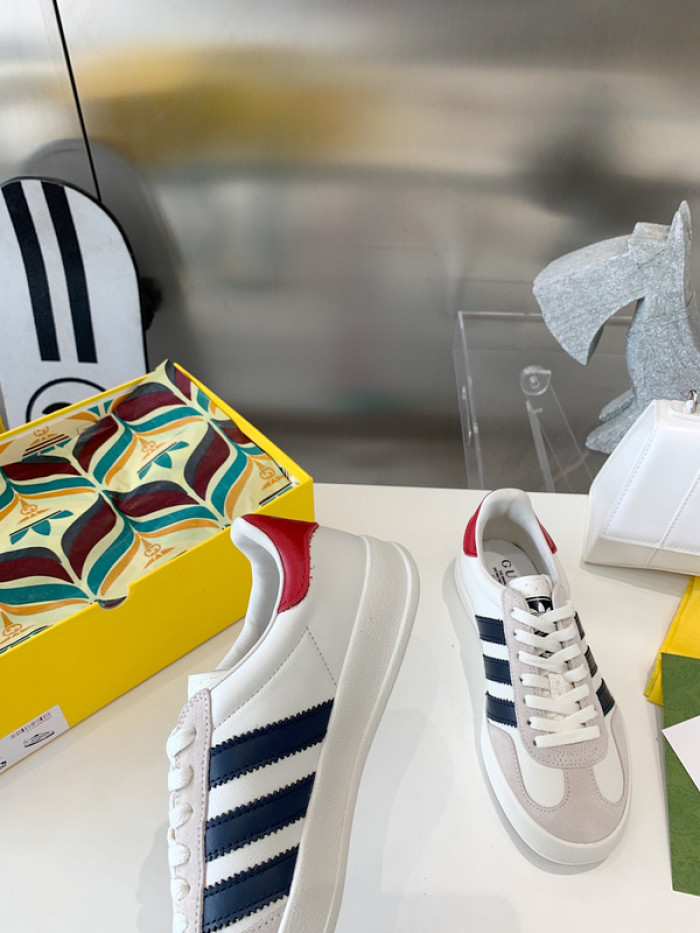 ad low-top sneaker