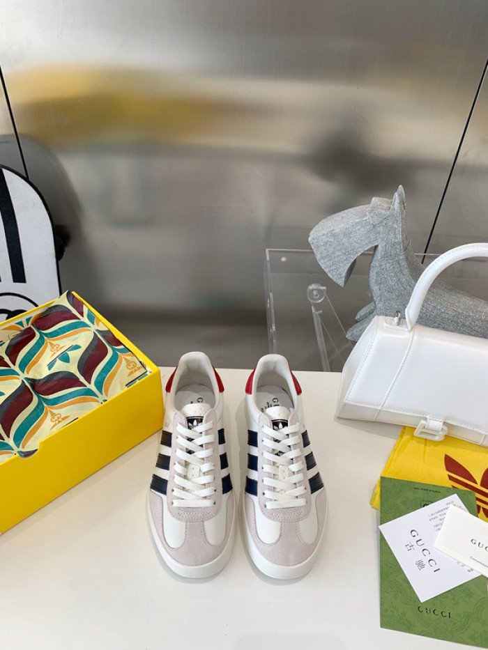 ad low-top sneaker